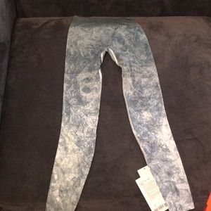 Lululemon Size 4 Ebb to Train Tight. NWT